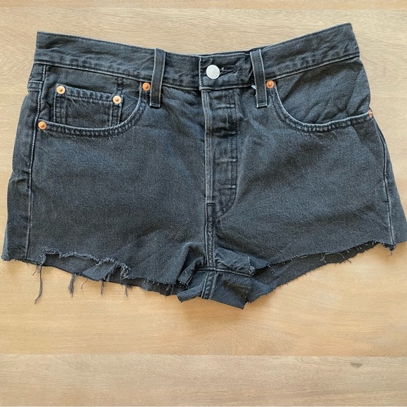 Levi's Black Women's Jean Short Shorts - Picture 3 of 9